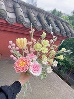 Buket Mawar Rajutan Tangan dari Katun yang Indah - Rangkaian Bunga Rajut Berkualitas Tinggi Gaya Romantis dan Menawan untuk Hari Valentine