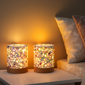 Lampada da Tavolo in Stile Terrazzo con Cristalli Naturali Curativi, Luce Notturna LED Decorativa Moderna Regolabile con Base in Legno - Product Image 1