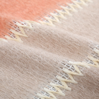 L'usine produit du tissu en dentelle qui est agréable pour la peau et confortable pour la production de robes de mariée