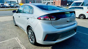 รถยนต์มือสอง 2023 Ioniq Limited 4 ประตู แฮทช์แบ็ก เบาะหนัง กล้องมองหลัง พวงมาลัยซ้าย III 300-400 แรงม้า 8 ถุงลมนิรภัย ไฟ LED - Product Image 4