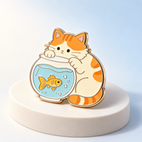 Épinglette en métal émaillé personnalisée, motif chat tigré orange tenant un aquarium, cadeau amusant pour animaux de compagnie, vente en gros pour fabricants et fournisseurs de détail
