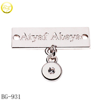 Étiquettes en chaîne métallique personnalisées pour vêtements, alliage de zinc, étiquette décorative pour manteau, lettre, couture, logo métallique pour bikini, badge pour soutien-gorge
