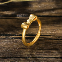 Bague en or minimaliste de luxe avec nœud décoratif, idéale pour le quotidien