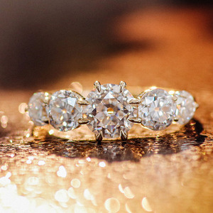 2,6 quilates Tapered <span class=keywords><strong>Trellis</strong></span> Five Stone Lab OEC Cut Moissanite 10K Anillo de compromiso de oro amarillo para mujeres - Product Image 2