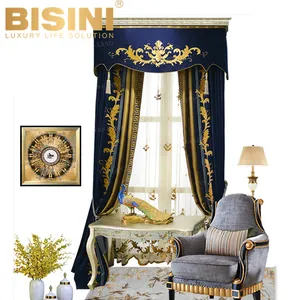 אצולה אירופאי סגנון בית מעוטר כהה כחול אקארד בדוגמת וילונות חלון עם לבן וילון שקוף