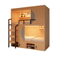 Hôtel de jeunesse, maison d'hôtes, appartement avec lits superposés, dortoir scolaire, chambre à coucher moderne minimaliste en bois, lit double sans dérangement