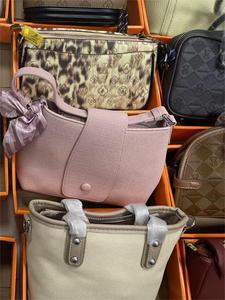 Sac à bandoulière en cuir PU de qualité supérieure pour femme, couleur unie, avec chaînes, sac à main tendance, vente en gros à bas prix - Product Image 4