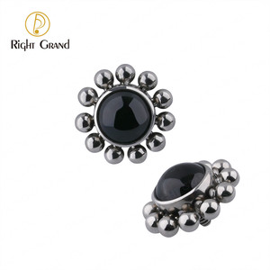 Piercing de Titanio ASTM F136 con Bisel y Piedra de Ónice con Cuentas en Racimo para Tragus - Product Image 1