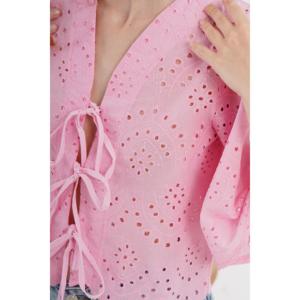 Tops Cortos Rosas al por Mayor para Mujer con Amarre Frontal y Detalle de Abertura - Product Image 2