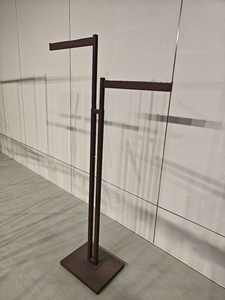 Commercio all'ingrosso di fabbrica al dettaglio negozio di <span class=keywords><strong>abbigliamento</strong></span> Design in acciaio regolabile in metallo 2 vie stand <span class=keywords><strong>abbigliamento</strong></span> espositore negozio - Product Image 2