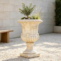 Urne de jardin classique européenne en résine, faite à la main et peinte à la main, style antique vieilli, avec piédestal et relief sculpté en forme de visage, pour villa