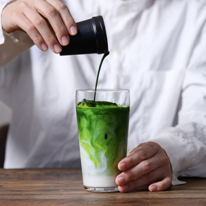 Shaker à matcha avec finition laquée Kaga Yamanaka – Aijiro (Blanc Indigo), Fabriqué au Japon - Product Image 3
