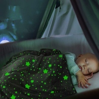 Couverture lumineuse imprimée d'étoiles en relief pour enfants en gros Couverture en flanelle fluorescente réfléchissante Couverture magique lueur dans le noir
