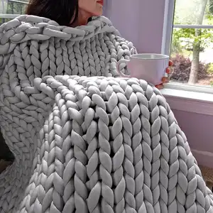 Ücretsiz küçük örnek OEM üretici ağırlıklı Polyester rahat şönil atmak 100% el yapımı tıknaz iplik kol örgü battaniye