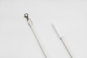 スプリング式フックとフレンドリーなタッチハンドルホワイトを備えたフリッキングスティックグラスファイバーバトン - Product Image 3