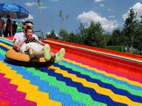 Terrain de jeux enfants herbe sèche toboggan enfants arc-en-ciel toboggan rouleau