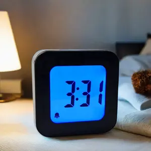 Mini Square Digital Alarm Clock mit 12/24 Stunden Zeit Anzeige Kalender intelligente Steuerung Snooze Funktion Hintergrundbeleuchtung für den Einsatz auf dem Desktop