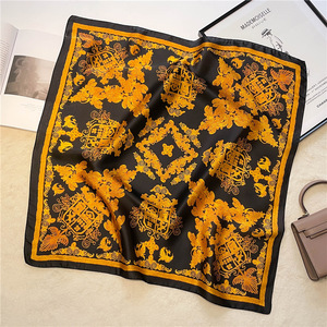 Écharpe en soie carrée d'été pour dames de luxe en gros 70*70cm Écharpe en polyester pour adultes avec motif de splendeur dorée imprimé sur mesure - Product Image 5