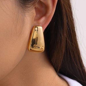 Mới Nhất 18K Vàng Mạ Thép Không Gỉ Đồ Trang Sức Mịn Không Thường Xuyên Tấm Cong Chunky Stud Tai Cho Phụ Nữ Bên Bông Tai E241583 - Product Image 1