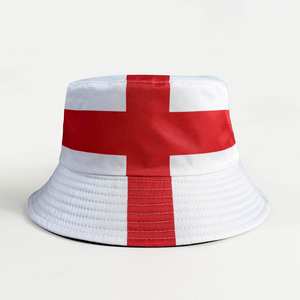 Cappello a Secchiello con Stampa della Bandiera Rossa dell'Inghilterta per il Mondiale di Calcio 2026 - Product Image 1
