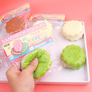 Cabujones de resina de galletas sándwich de colores con reverso plano para álbumes de recortes DIY, comida en miniatura para casas de muñecas, accesorios hechos a mano con pegamento en crema - Product Image 1