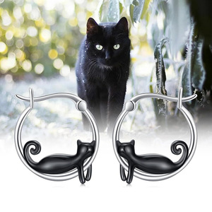 Orecchino a polsino nero smaltato a forma di gatto per donna, gioiello semplice ed elegante da indossare tutti i giorni - Product Image 1