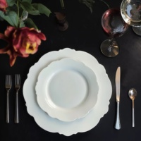 Assiettes de présentation blanches à bord festonné pour mariage, assiette plate en porcelaine tendre en forme de fleur