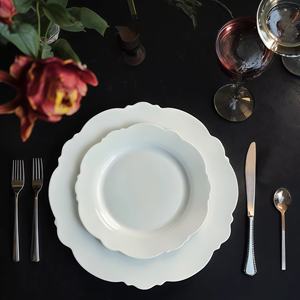 Platos de boda con borde festoneado blanco al por mayor, plato base de porcelana <span class=keywords><strong>china</strong></span> con hoja de loto. - Product Image 1