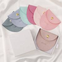 Grande quantité personnalisée bouton doré petite pochette à bijoux en microfibre gaufré pour boucle d'oreille sac incurvé pochette à bijoux souple pour broche