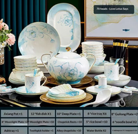 Service de table élégant et luxueux en porcelaine fine bleu clair à motifs floraux avec bord doré, compatible lave-vaisselle et four, idéal pour les repas à la maison et la décoration de fêtes