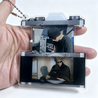 Op maat gemaakte camera-vormige uittrekbare UV-geprinte acryl sleutelhanger met schuifbare fototas, Kpop gratis cadeautjes, sterfans, creatieve celebrity