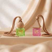 Vente en gros de flacons diffuseurs de parfum pour voiture en verre coloré mini 8ml personnalisés et vides, avec bouchon à vis en bois et cordon, pour désodorisant d'ambiance, direct usine