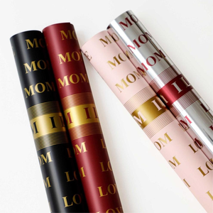 Papel de Regalo de Flores de Película Plástica de PP Impermeable con Diseño Impreso de LUJO de 58*58 cm/pcs con la Leyenda LOVE MOM para el Día de la Madre - Product Image 2