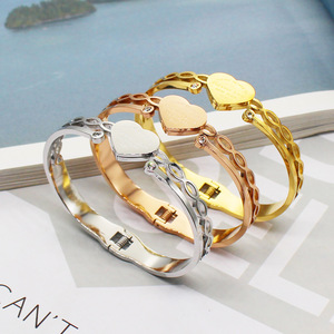 Bracelet manchette en acier inoxydable plaqué or 18 carats PVD, motif cœur gravé « Forever Love » pour femme |   Hypoallergénique et imperméable - Product Image 1