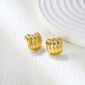 Boucles d'oreilles minimalistes tendance, géométriques irrégulières à trois griffes, lisses, en acier inoxydable plaqué or 18 carats, style chunky - Product Image 4