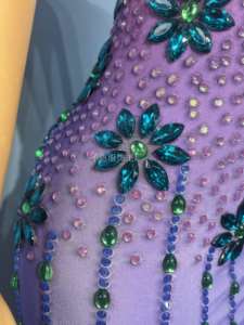 فستان سهرة أنيق طويل بتصميم الكرة مع تدرج اللون وحواف براقة، فستان حفلات وسهرات بحمالات رفيعة، مناسب للعروض على السجادة الحمراء - Product Image 4