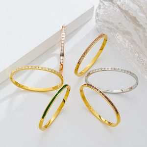 Bracciale a Polsino Aperto Regolabile in Oro per Donne, Elegante Gioiello con Cuore in Zirconia Cubica e Diamanti - Product Image 3