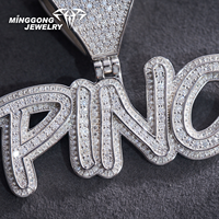 Pendentif PINO personnalisé avec lettres en script, entièrement pavé de moissanite, double contour, forme en V, breloque nom Hip Hop pour homme