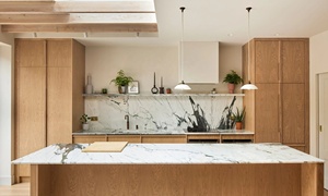 Ensemble de meubles de <span class=keywords><strong>cuisine</strong></span> en chêne clair moderne avec <span class=keywords><strong>grand</strong></span> îlot, plan de travail en marbre, étagère ouverte et rangement intégré, armoires personnalisées - Product Image 5