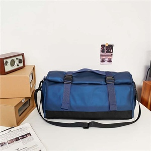 Sac de voyage en polyester bleu 35L avec fermeture éclair, bandoulière réglable et compartiment séparé pour chaussures, idéal pour les voyages et la salle de sport - Product Image 2
