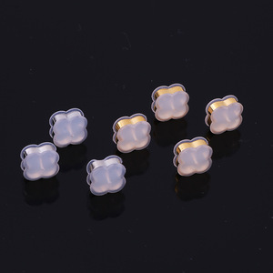 Attaches de boucles d'oreilles en silicone plaqué or 18 carats en forme de fleur pour accessoires de bijoux DIY, bijoux de piercing unisexe - Product Image 4
