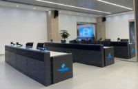 Console de coordination du terminal aéroportuaire avec supports multi-écrans et tiroirs de rangement