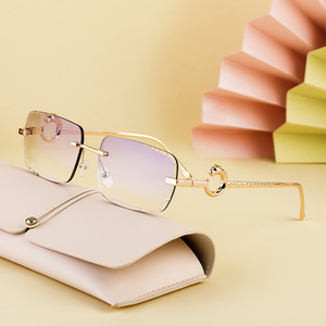 Lunettes de soleil sans monture Cy-8845 pour femmes, verres PC, protection UV400, classe 2, pare-soleil, monture noire et dorée, style extérieur - Product Image 4