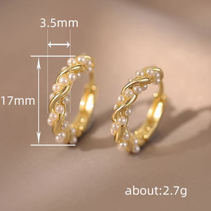 Orecchini a cerchio con perle intrecciate per donna, eleganti gioielli alla moda. - Product Image 5