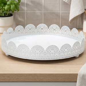 Plateau à gâteau rond en plastique blanc avec bord festonné, plateau de service décoratif réutilisable, lavage à la main uniquement - Product Image 2