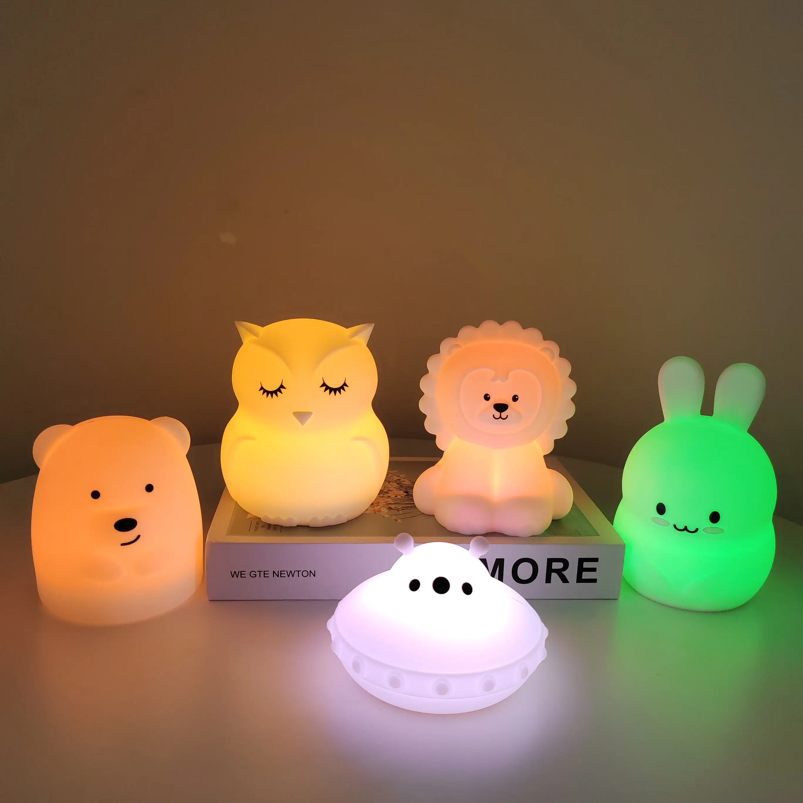 도매 충전식 귀여운 만화 실리콘 야간 램프 선물 아이디어 맞춤형 판촉 선물