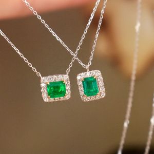 Collar con Colgante Cuadrado de Oro Puro de 18K, Resistente al Agua, con Esmeralda Natural Verde de 0.40ct y Diamante Natural de 0.15ct, Marca Xinfly - Product Image 4