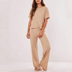 Ensemble de <span class=keywords><strong>pyjama</strong></span> deux pièces côtelé de haute qualité pour femme, comprenant un <span class=keywords><strong>haut</strong></span> court à <span class=keywords><strong>manches</strong></span> <span class=keywords><strong>longues</strong></span> et un short, idéal pour la détente et le sommeil. - Product Image 5