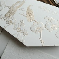 Suite d'invitations de mariage de luxe en papier de coton texturé gaufré, motif Paon et Orchidée, blanc ivoire, avec sceau de cire et bande décorative, impression personnalisée
