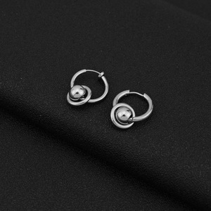 Boucles d'oreilles créoles géométriques plaquées argent au design de niche, en acier inoxydable, unisexe, bijoux de mode, vente en gros, collection 2026 à succès - Product Image 4
